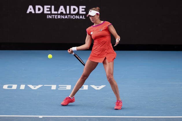 ADELAIDE, AUSTRALIA - JANUARY 05: Shelby Rogers of United States hits a forehand during the WTA, Tennis Damen singles match between Shelby Rogers of United States and Maria Sakkari of Greece on day three of the Adelaide International tennis tournament at Memorial Drive on January 05, 2022 in Adelaide, Australia. (Photo by Peter Mundy Speed Media Icon Sportswire) TENNIS: JAN 05 Adelaide International Icon220105096