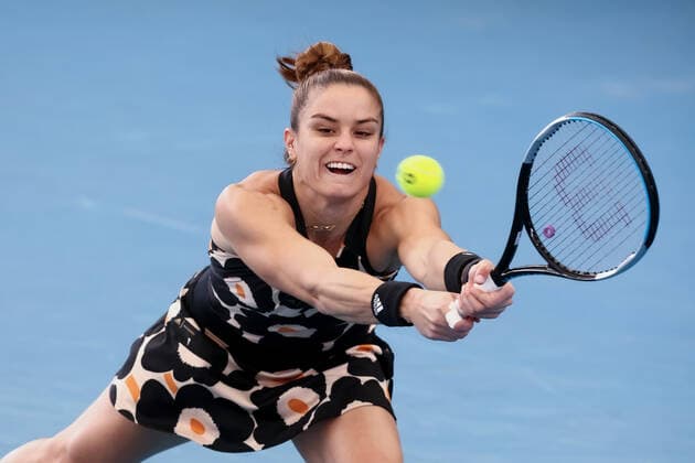 ADELAIDE, AUSTRALIA - JANUARY 05: Maria Sakkari of Greece hits a backhand during the WTA, Tennis Damen singles match between Shelby Rogers of United States and Maria Sakkari of Greece on day three of the Adelaide International tennis tournament at Memorial Drive on January 05, 2022 in Adelaide, Australia. (Photo by Peter Mundy Speed Media Icon Sportswire) TENNIS: JAN 05 Adelaide International Icon220105108
