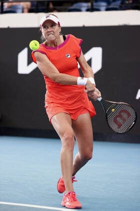 ADELAIDE, AUSTRALIA - JANUARY 05: Shelby Rogers of United States hits a backhand during the WTA, Tennis Damen singles match between Shelby Rogers of United States and Maria Sakkari of Greece on day three of the Adelaide International tennis tournament at Memorial Drive on January 05, 2022 in Adelaide, Australia. (Photo by Peter Mundy Speed Media Icon Sportswire) TENNIS: JAN 05 Adelaide International Icon220105145