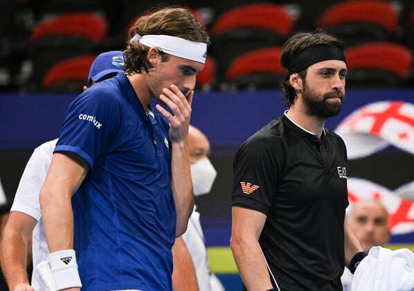 TENNIS ATP, Tennis Herren CUP, Nikoloz Basilashvili of Team Georgia retires through injury in his match against Stefanos Tsitsipas of Team Greece on Day 5 of the ATP Cup tennis tournament at the Qudos Bank Arena in Sydney, Wednesday, January 5, 2022. ( NO ARCHIVING, EDITORIAL USE ONLY, NO USE IN BOOKS WITHOUT CONSENT SYDNEY NSW AUSTRALIA  Copyright: xJAMESxGOURLEYx 20220105001610956837
