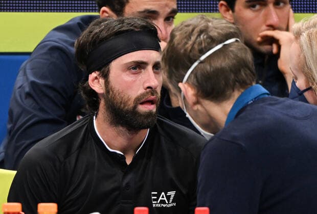 TENNIS ATP, Tennis Herren CUP, Nikoloz Basilashvili of Team Georgia retires through injury in his match against Stefanos Tsitsipas of Team Greece on Day 5 of the ATP Cup tennis tournament at the Qudos Bank Arena in Sydney, Wednesday, January 5, 2022. ( NO ARCHIVING, EDITORIAL USE ONLY, NO USE IN BOOKS WITHOUT CONSENT SYDNEY NSW AUSTRALIA  Copyright: xJAMESxGOURLEYx 20220105001610956975