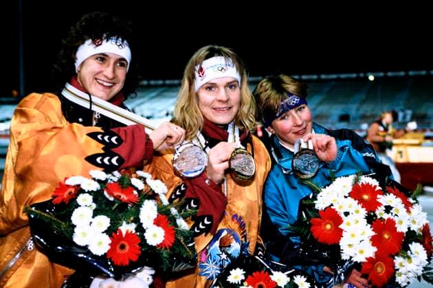 PECHSTEIN Claudia Team GER 3. Platz Finale 5000m der Frauen Siegerehrung mit Olympiasiegerin NIEMANN Gunda und WARNICKE Heike am 17. 02.1992 in Albertville Olympische Winterspiele in Albertville 1992 *** PECHSTEIN Claudia Team GER 3 Place Final 5000m of the Women Award Ceremony with Olympic Champion NIEMANN Gunda and WARNICKE Heike on 17 02 1992 in Albertville Olympic Winter Games in Albertville 1992