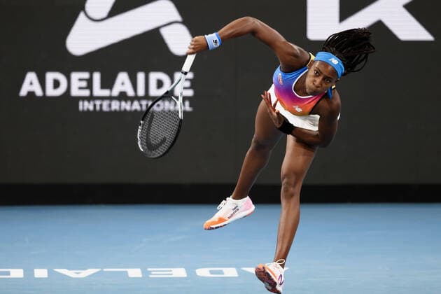 Sport Themen der Woche KW01 Sport Bilder des Tages ADELAIDE, AUSTRALIA - JANUARY 05: Coco Gauff of United States serves the ball during the WTA, Tennis Damen singles match between Ash Barty of Australia and Coco Gauff of United States on day three of the Adelaide International tennis tournament at Memorial Drive on January 05, 2022 in Adelaide, Australia. (Photo by Peter Mundy Speed Media Icon Sportswire) TENNIS: JAN 05 Adelaide International Icon220105222