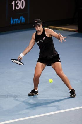 ADELAIDE, AUSTRALIA - JANUARY 05: Ash Barty of Australia plays a forehand during the WTA, Tennis Damen singles match between Ash Barty of Australia and Coco Gauff of United States on day three of the Adelaide International tennis tournament at Memorial Drive on January 05, 2022 in Adelaide, Australia. (Photo by Peter Mundy Speed Media Icon Sportswire) TENNIS: JAN 05 Adelaide International Icon220105274
