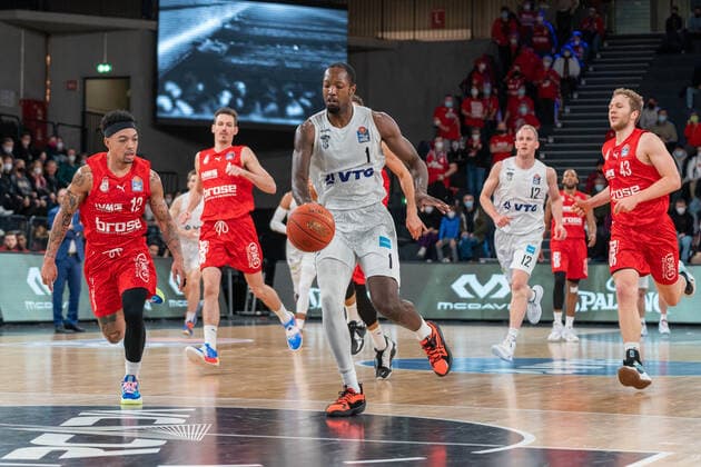 Zach Brown Hamburg Towers 1 escapes opponents Hamburg Towers vs ALBA Berlin, Basketball, Bundesliga, Hauptrunde, Spieltag 12, Saison 2021 2022, 05 01 2022 Marcel von Fehrn Hamburg Towers vs ALBA Berlin, Basketball, Bundesliga, Hauptrunde, Spieltag 12, Saison 2021 2022, 05 01 2022 Hamburg Copyright: xEibnerxPressefoto MarcelxvonxFehrnx EP_MFN