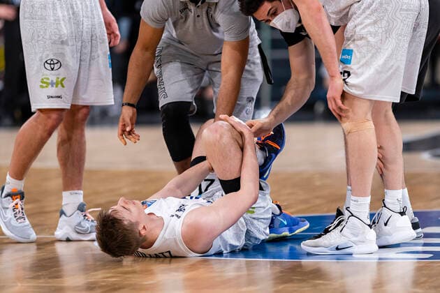 Justus Hollatz Towers injured on the floor easyCredit BBL, Basketball Bundesliga, 1 Liga, season 2021 2022, 12 matchday 05 01 22, Hamburg, Hamburg Towers vs Brose Bamberg, Â