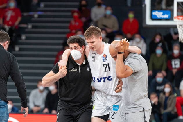 Justus Hollatz Hamburg Towers 21 has to come out injured Hamburg Towers vs ALBA Berlin, Basketball, Bundesliga, Hauptrunde, Spieltag 12, Saison 2021 2022, 05 01 2022 Marcel von Fehrn Hamburg Towers vs ALBA Berlin, Basketball, Bundesliga, Hauptrunde, Spieltag 12, Saison 2021 2022, 05 01 2022 Hamburg Copyright: xEibnerxPressefoto MarcelxvonxFehrnx EP_MFN