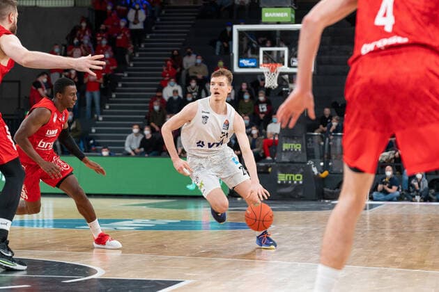 Justus Hollatz Hamburg Towers 21 fights his way through Hamburg Towers vs ALBA Berlin, Basketball, Bundesliga, Hauptrunde, Spieltag 12, Saison 2021 2022, 05 01 2022 Marcel von Fehrn Hamburg Towers vs ALBA Berlin, Basketball, Bundesliga, Hauptrunde, Spieltag 12, Saison 2021 2022, 05 01 2022 Hamburg Copyright: xEibnerxPressefoto MarcelxvonxFehrnx EP_MFN
