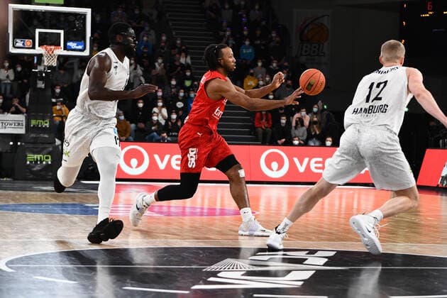 Basketball I Mens I 2021 2022 Season I Bundesliga I 12 Matchday I Hamburg Towers brose bamberg I 05 01 2022 Akil Mitchell 8, brose bamberg vs Eddy Edigin 17, Center, Hamburg Towers Hamburg edel optics de Arena Hamburg Germany. Copyright: xLobeca AndreasxHannigx