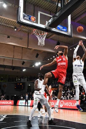 Basketball I Mens I 2021 2022 Season I Bundesliga I 12 Matchday I Hamburg Towers brose bamberg I 05 01 2022 Kenneth Ogbe 25, brose bamberg vs Caleb Homesley 5, shooting guard, Hamburg Towers Hamburg edel optics de Arena Hamburg Germany. Copyright: xLobeca AndreasxHannigx