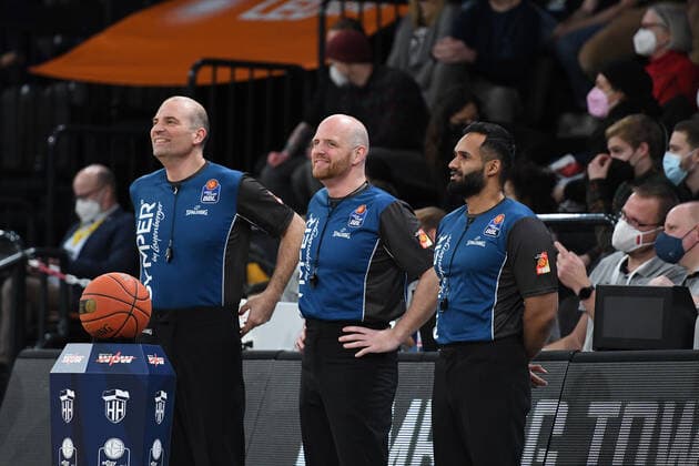 Basketball I Men I Season 2021 2022 I Bundesliga I 12 Matchday I Hamburg Towers brose bamberg I 05 01 2022 Arbitration Hamburg edel optics de Arena Hamburg Germany Copyright: xLobeca AndreasxHannigx