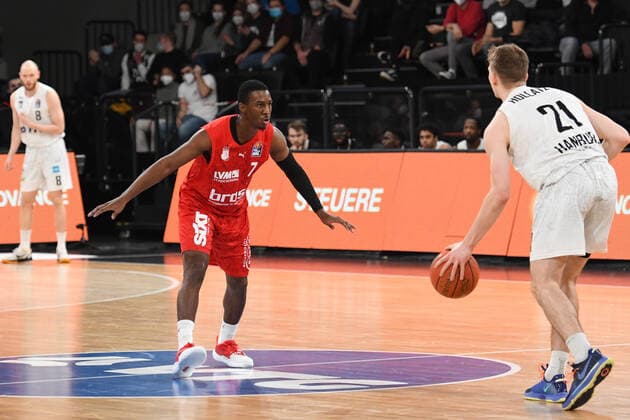 Basketball I Mens I 2021 2022 Season I Bundesliga I 12 Matchday I Hamburg Towers brose bamberg I 05 01 2022 Shannon Scott 7, brose bamberg defense against Justus Hollatz 21, point guard, Hamburg Towers Hamburg edel optics de Arena Hamburg Germany. Copyright: xLobeca AndreasxHannigx
