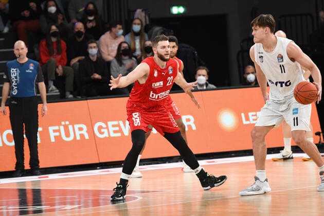 Basketball I Mens I 2021 2022 Season I Bundesliga I 12 Matchday I Hamburg Towers brose bamberg I 05 01 2022 Martinas Geben 22, brose bamberg vs Maik Kotsar 11, Center, Hamburg Towers Hamburg edel optics de Arena Hamburg Germany. Copyright: xLobeca AndreasxHannigx