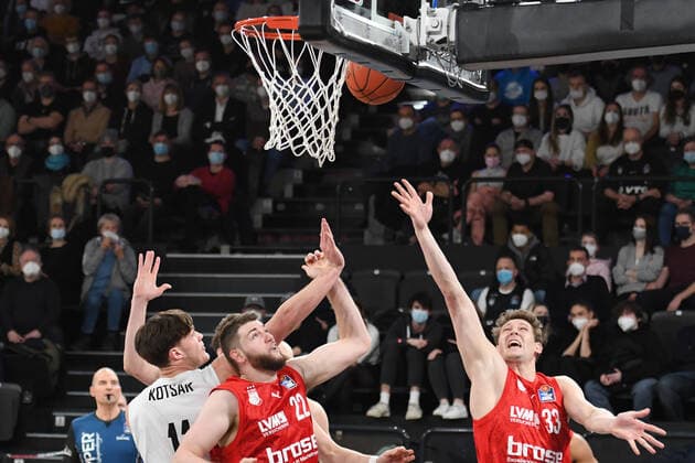 Basketball I Men I Season 2021 2022 I Bundesliga I 12 Matchday I Hamburg Towers brose bamberg I 05 01 2022 Martinas Geben 22, brose bamberg and Patrick Heckmann 33, brose bamberg under the basket against Maik Kotsar 11, Center, Hamburg Towers Hamburg edel optics de Arena Hamburg Germany. Copyright: xLobeca AndreasxHannigx