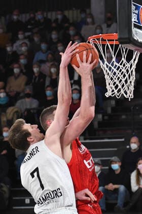 Basketball I Mens I 2021 2022 Season I Bundesliga I 12 Matchday I Hamburg Towers brose bamberg I 05 01 2022 Lukas Meisner 7, Small Forward, Hamburg Towers vs Martinas Geben 22, brose bamberg Hamburg edel optics de Arena Hamburg Germany. Copyright: xLobeca AndreasxHannigx