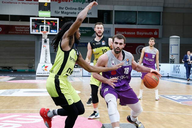2 Matchday of the easyCredit BBL Basketball Bundesliga at the Oberfrankenhalle in Bayreuth Season 2021 2022 Medi Bayreuth vs BG Göttingen Marcus Thornton Medi Bayreuth 3 left Harper Kamp BG Göttingen 18 right