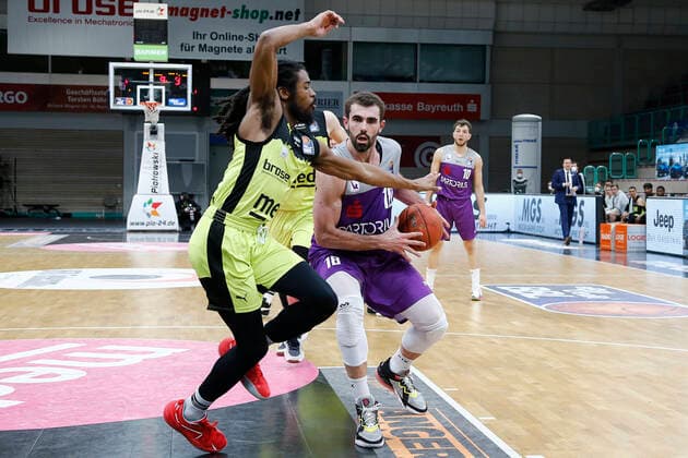 2 Matchday of the easyCredit BBL Basketball Bundesliga at the Oberfrankenhalle in Bayreuth Season 2021 2022 Medi Bayreuth vs BG Göttingen Marcus Thornton Medi Bayreuth 3 left Harper Kamp BG Göttingen 18 right