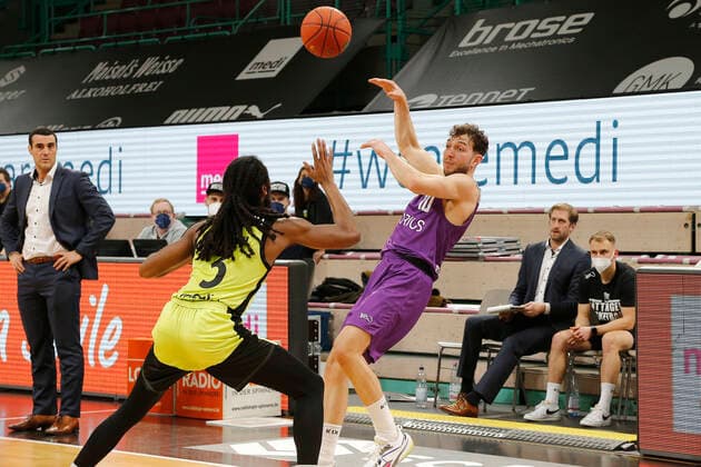 2 Matchday of the easyCredit BBL Basketball Bundesliga at the Oberfrankenhalle in Bayreuth Season 2021 2022 Medi Bayreuth vs BG Göttingen Marcus Thornton Medi Bayreuth 3 left Haris Hujic BG Göttingen 10 right