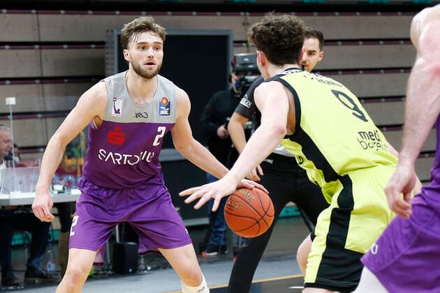 2 Matchday of the easyCredit BBL Basketball Bundesliga at the Oberfrankenhalle in Bayreuth Season 2021 2022 Medi Bayreuth vs BG Göttingen Kay Bruhnke Medi Bayreuth 9 right Jake Toolson BG Göttingen 2 left