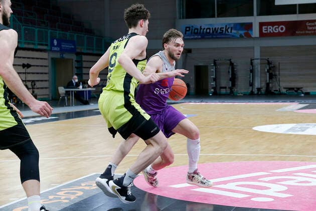 2 Matchday of the easyCredit BBL Basketball Bundesliga at the Oberfrankenhalle in Bayreuth Season 2021 2022 Medi Bayreuth vs BG Göttingen Kay Bruhnke Medi Bayreuth 9 left Jake Toolson BG Göttingen 2 right