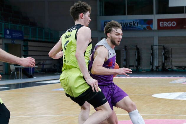2 Matchday of the easyCredit BBL Basketball Bundesliga at the Oberfrankenhalle in Bayreuth Season 2021 2022 Medi Bayreuth vs BG Göttingen Kay Bruhnke Medi Bayreuth 9 left Jake Toolson BG Göttingen 2 right