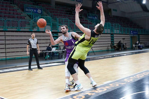 2 Matchday of the easyCredit BBL Basketball Bundesliga at the Oberfrankenhalle in Bayreuth Season 2021 2022 Medi Bayreuth vs BG Göttingen Martynas Sajus Medi Bayreuth 19 right Harper Kamp BG Göttingen 18 left