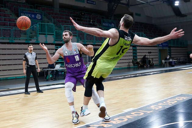 2 Matchday of the easyCredit BBL Basketball Bundesliga at the Oberfrankenhalle in Bayreuth Season 2021 2022 Medi Bayreuth vs BG Göttingen Martynas Sajus Medi Bayreuth 19 right Harper Kamp BG Göttingen 18 left