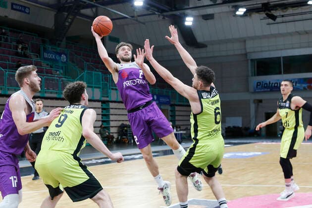 2 Matchday of the easyCredit BBL Basketball Bundesliga in the Oberfrankenhalle in Bayreuth Season 2021 2022 Medi Bayreuth vs BG Göttingen Kevin Wohlrath Medi Bayreuth 6 right Jake Toolson BG Göttingen 2 center