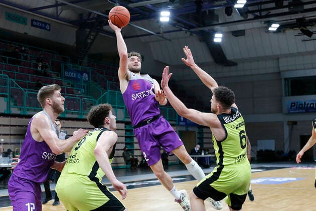 2 Matchday of the easyCredit BBL Basketball Bundesliga in the Oberfrankenhalle in Bayreuth Season 2021 2022 Medi Bayreuth vs BG Göttingen Kevin Wohlrath Medi Bayreuth 6 right Jake Toolson BG Göttingen 2 center