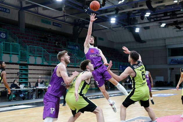 2 Matchday of the easyCredit BBL Basketball Bundesliga in the Oberfrankenhalle in Bayreuth Season 2021 2022 Medi Bayreuth vs BG Göttingen Kevin Wohlrath Medi Bayreuth 6 right Jake Toolson BG Göttingen 2 center