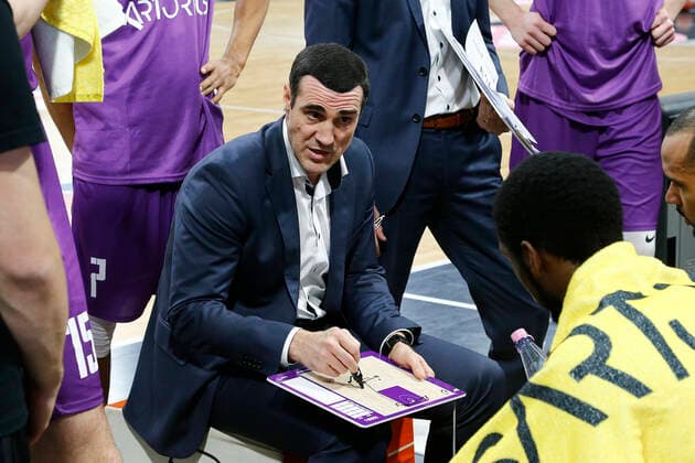 2 matchday of the easyCredit BBL Basketball Bundesliga in the Oberfrankenhalle in Bayreuth season 2021 2022 Medi Bayreuth vs BG Göttingen Roel Moors BG Göttingen coach during timeout