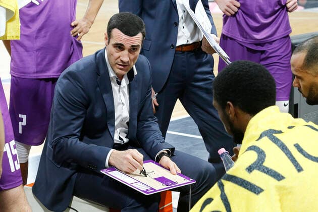 2 matchday of the easyCredit BBL Basketball Bundesliga in the Oberfrankenhalle in Bayreuth season 2021 2022 Medi Bayreuth vs BG Göttingen Roel Moors BG Göttingen coach during timeout