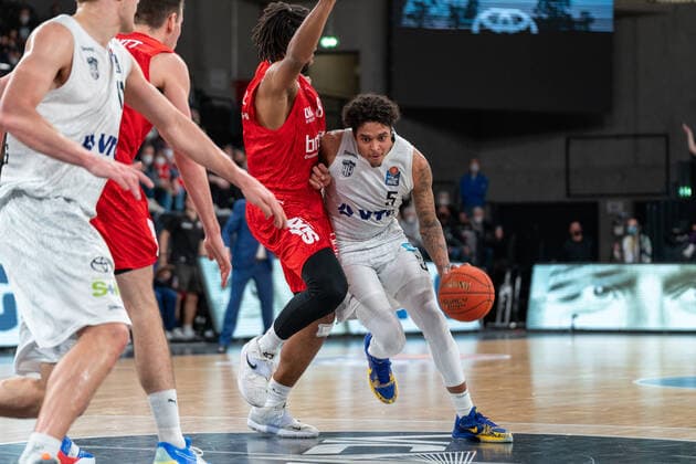 Caleb Homesley Hamburg Towers 5 vs Akil Mitchell Brose Bamberg 8 Hamburg Towers vs Brose Bamberg, Basketball, Bundesliga, Hauptrunde, Spieltag 12, Saison 2021 2022, 05 01 2022 Marcel von Fehrn Hamburg Towers vs Brose Bamberg, Basketball, Bundesliga, Hauptrunde, Spieltag 12, Saison 2021 2022, 05 01 2022 Hamburg Copyright: xEibnerxPressefoto MarcelxvonxFehrnx EP_MFN