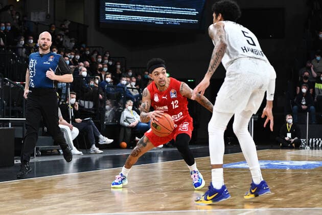 Basketball I Mens I 2021 2022 Season I Bundesliga I 12 Matchday I Hamburg Towers brose bamberg I 05 01 2022 Justin Robinson 12, brose bamberg vs Caleb Homesley 5, shooting guard, Hamburg Towers Hamburg edel optics de Arena Hamburg Germany. Copyright: xLobeca AndreasxHannigx