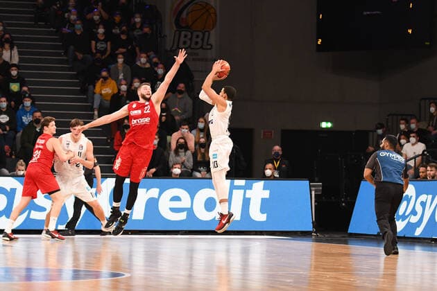 Basketball I Mens I 2021 2022 Season I Bundesliga I 12 Matchday I Hamburg Towers brose bamberg I 05 01 2022 Martinas Geben 22, brose bamberg blocks Ray McCallum 10, point guard, Hamburg Towers Hamburg edel optics de Arena Hamburg Germany. Copyright: xLobeca AndreasxHannigx