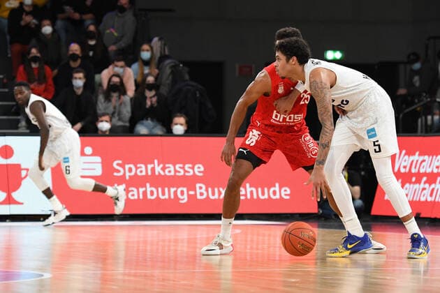 Basketball I Mens I 2021 2022 Season I Bundesliga I 12 Matchday I Hamburg Towers brose bamberg I 05 01 2022 Caleb Homesley 5, shooting guard, Hamburg Towers vs Kenneth Ogbe 25, brose bamberg Hamburg edel optics de Arena Hamburg Germany. Copyright: xLobeca AndreasxHannigx