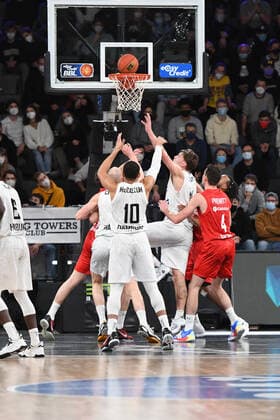 Basketball I Mens I 2021 2022 Season I Bundesliga I 12 Matchday I Hamburg Towers brose bamberg I 05 01 2022 Ray McCallum 10, Point Guard, Hamburg Towers am free throw, Maik Kotsar 11, Center, Hamburg Towers am rebound Hamburg edel optics de Arena Hamburg Germany Copyright: xLobeca AndreasxHannigx