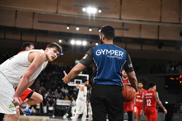 Basketball I men I season 2021 2022 I Bundesliga I 12 matchday I Hamburg Towers brose bamberg I 05 01 2022 Maik Kotsar 11, center, Hamburg Towers dikut with the referee Hamburg edel optics de Arena Hamburg Germany Copyright: xLobeca AndreasxHannigx