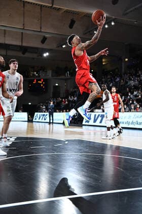 Basketball I Mens I 2021 2022 season I Bundesliga I 12 matchday I Hamburg Towers brose bamberg I 05 01 2022 Justin Robinson 12, brose bamberg Hamburg edel optics de Arena Hamburg Germany Copyright: xLobeca AndreasxHannigx