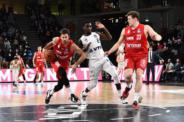 Basketball I Men I Season 2021 2022 I Bundesliga I 12 Matchday I Hamburg Towers brose bamberg I 05 01 2022 Tomas Kyzlink 77, brose bamberg in a duel with Eddy Edigin 17, Center, Hamburg Towers Hamburg edel optics de Arena Hamburg Germany Copyright: xLobeca AndreasxHannigx