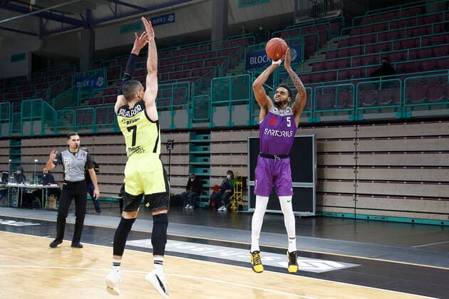 2 Matchday of the easyCredit BBL Basketball Bundesliga at the Oberfrankenhalle in Bayreuth Season 2021 2022 Medi Bayreuth vs BG Göttingen Philip Jalalpoor Medi Bayreuth 7 left Jeff Roberson BG Göttingen 5 right