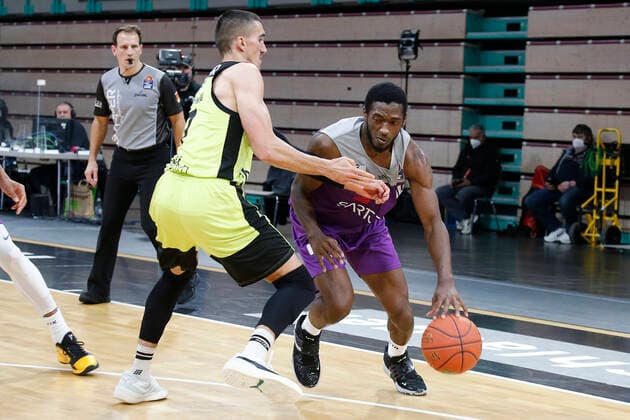 2 Matchday of the easyCredit BBL Basketball Bundesliga at the Oberfrankenhalle in Bayreuth Season 2021 2022 Medi Bayreuth vs BG Göttingen Philip Jalalpoor Medi Bayreuth 7 left Kamar Baldwin BG Göttingen 44 right