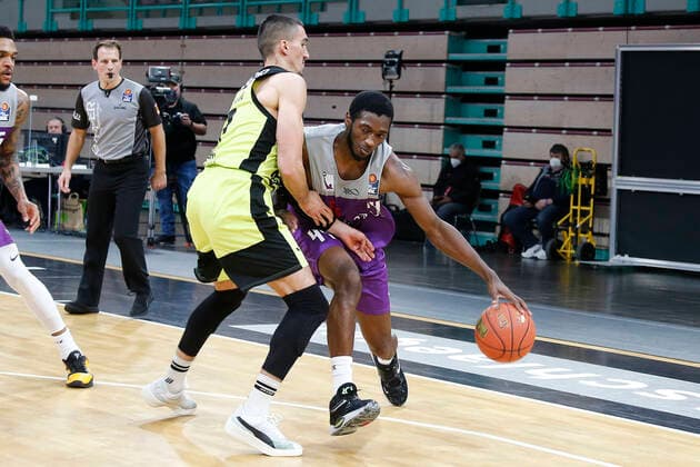 2 Matchday of the easyCredit BBL Basketball Bundesliga at the Oberfrankenhalle in Bayreuth Season 2021 2022 Medi Bayreuth vs BG Göttingen Philip Jalalpoor Medi Bayreuth 7 left Kamar Baldwin BG Göttingen 44 right