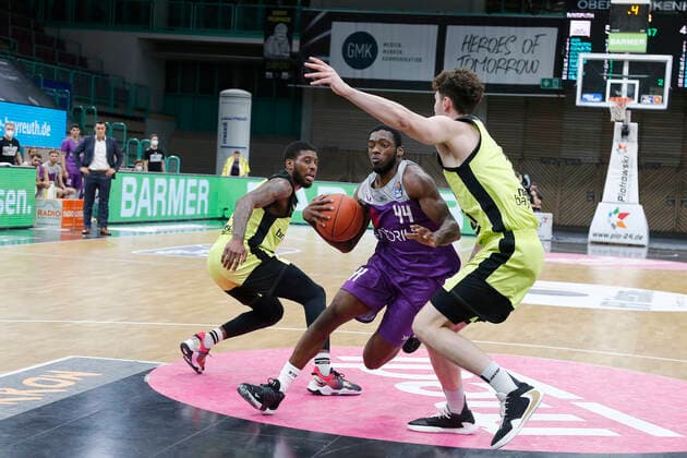 2 Matchday of the easyCredit BBL Basketball Bundesliga in the Oberfrankenhalle in Bayreuth Season 2021 2022 Medi Bayreuth vs BG Göttingen Kay Bruhnke Medi Bayreuth 9 right Kamar Baldwin BG Göttingen 44 center