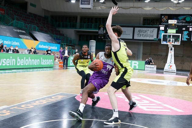 2 Matchday of the easyCredit BBL Basketball Bundesliga in the Oberfrankenhalle in Bayreuth Season 2021 2022 Medi Bayreuth vs BG Göttingen Kay Bruhnke Medi Bayreuth 9 right Kamar Baldwin BG Göttingen 44 center