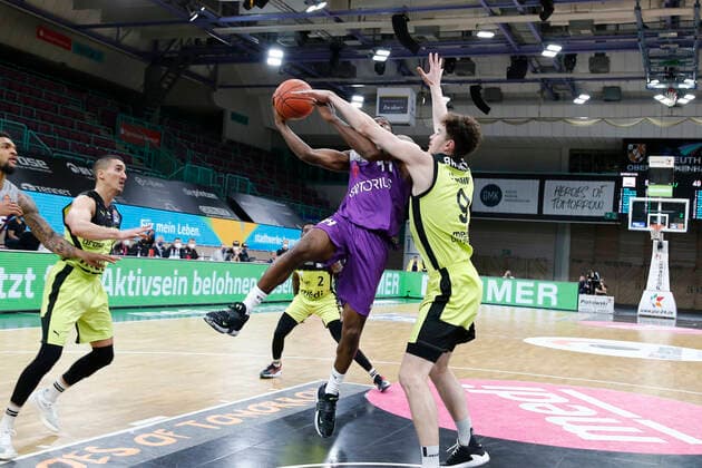2 Matchday of the easyCredit BBL Basketball Bundesliga in the Oberfrankenhalle in Bayreuth Season 2021 2022 Medi Bayreuth vs BG Göttingen Kay Bruhnke Medi Bayreuth 9 right Kamar Baldwin BG Göttingen 44 left