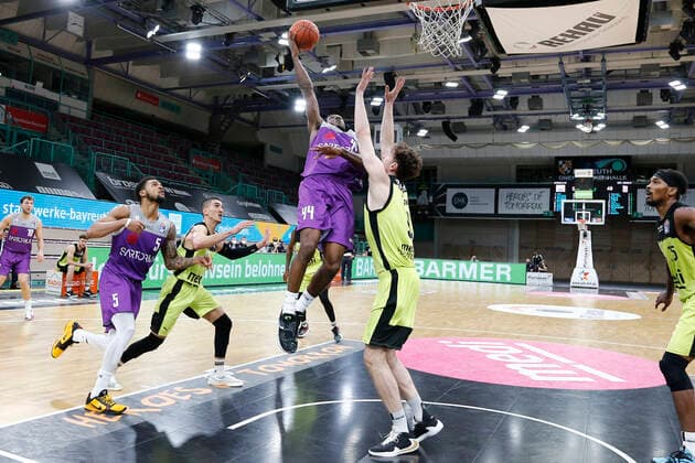2 Matchday of the easyCredit BBL Basketball Bundesliga in the Oberfrankenhalle in Bayreuth Season 2021 2022 Medi Bayreuth vs BG Göttingen Kay Bruhnke Medi Bayreuth 9 right Kamar Baldwin BG Göttingen 44 left
