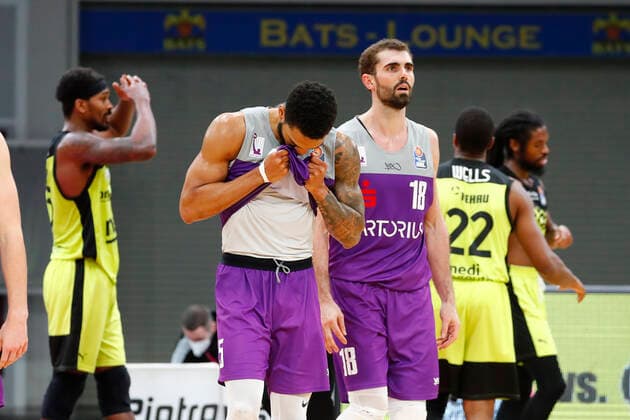 2 Matchday of the easyCredit BBL Basketball Bundesliga in the Oberfrankenhalle in Bayreuth Season 2021 2022 Medi Bayreuth vs BG Göttingen Jeff Roberson BG Göttingen 5 left Harper Kamp BG Göttingen 18 right after the game