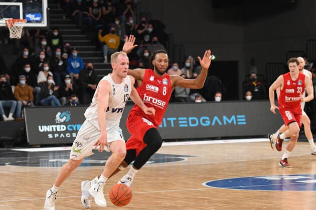 Basketball I Mens I 2021 2022 Season I Bundesliga I 12 Matchday I Hamburg Towers brose bamberg I 05 01 2022 Seth Hinrichs 12, Power Forward, Hamburg Towers accompanied by Akil Mitchell 8, brose bamberg Hamburg edel optics de Arena Hamburg Germany. Copyright: xLobeca AndreasxHannigx