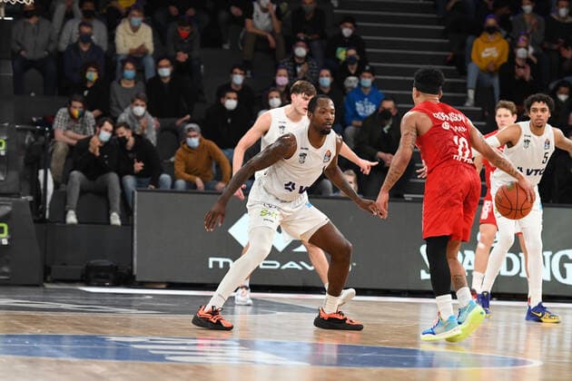 Basketball I Mens I 2021 2022 Season I Bundesliga I 12 Matchday I Hamburg Towers brose bamberg I 05 01 2022 Zachary Brown 1, Small Forward, Hamburg Towers vsJustin Robinson 12, brose bamberg Hamburg edel optics de Arena Hamburg Germany. Copyright: xLobeca AndreasxHannigx